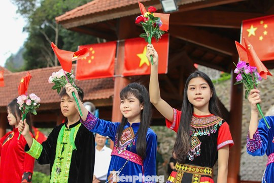 Các cháu thiếu nhi xứ Lạng hân hoan đón Đoàn đại biểu cấp cao Ủy ban Trung ương MTTQ Việt Nam thăm và làm việc tại Trung Quốc.