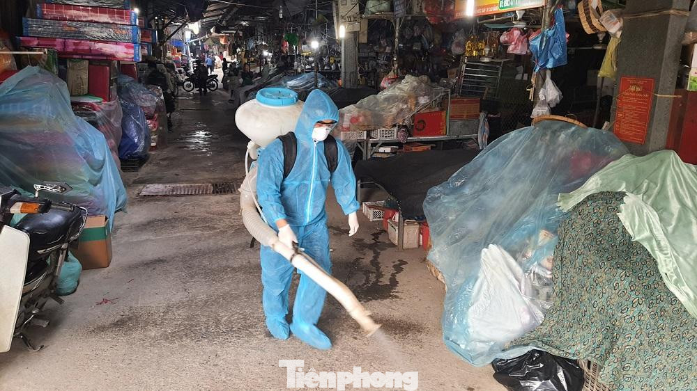 Lực lượng chức năng địa phương tiến hành phun tiêu độc khử trùng tại khu vực chợ dân sinh trung tâm thành phố Cao Bằng -Ảnh: TL