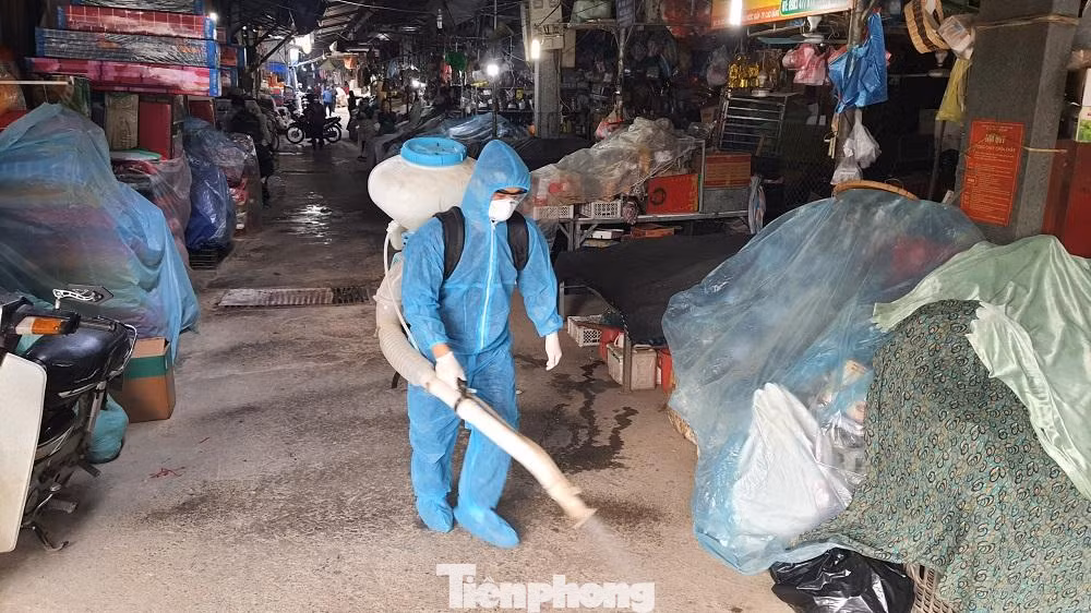 Lực lượng chức năng địa phương tiến hành phun tiêu độc khử trùng tại khu vực chợ dân sinh trung tâm thành phố Cao Bằng -Ảnh: TL