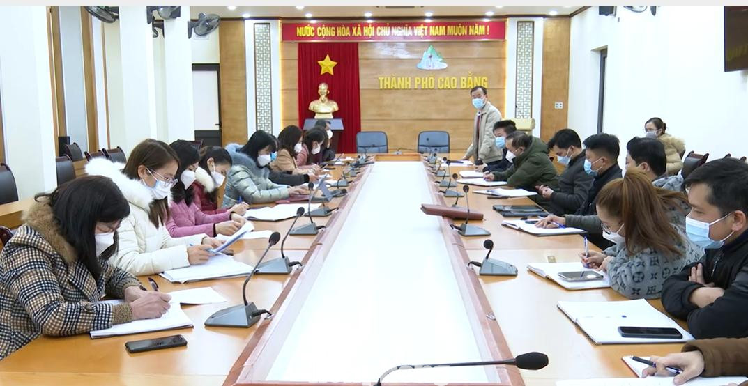 Ban chỉ đạo phòng chống dịch COVID-19 thành phố Cao Bằng họp bàn và thống nhất nâng cao cấp độ dịch -Ảnh: TL