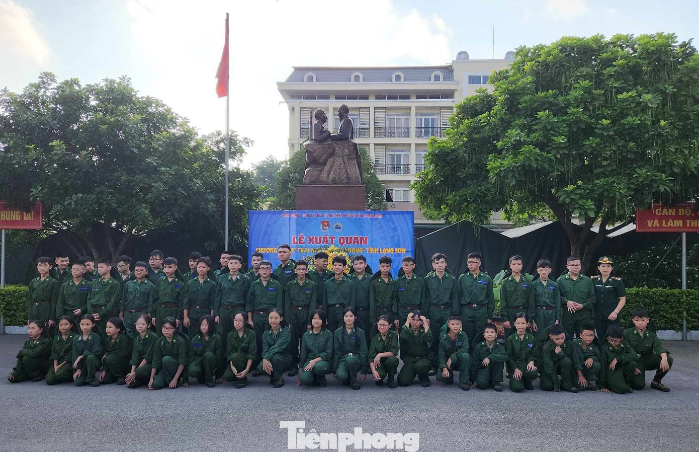 51 chiến sỹ nhí tại tượng đài lưu niệm Bác Hồ với lực lượng Biên phòng. Ảnh: Duy Chiến 51 chiến sỹ nhí tại tượng đài lưu niệm Bác Hồ với lực lượng Biên phòng. Ảnh: Duy Chiến