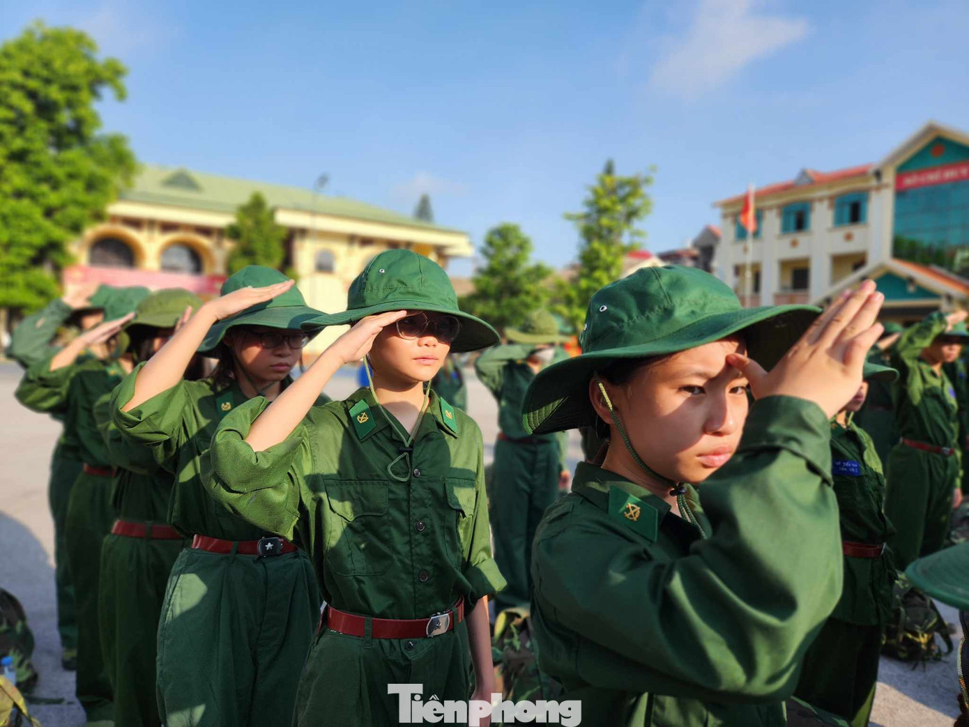 Tiết chào cờ đầu tiên sau khi "nhập ngũ". Ảnh: Duy Chiến Tiết chào cờ đầu tiên sau khi "nhập ngũ". Ảnh: Duy Chiến