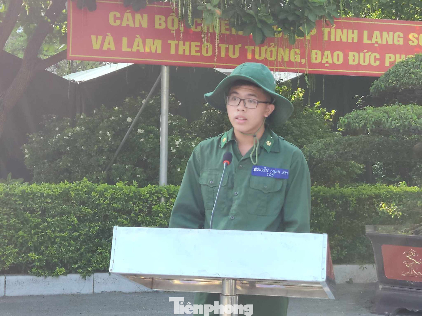 Em Nguyễn Minh Sơn thay mặt các "chiến sỹ nhí" hứa quyết tâm hoàn thành mọi nhiệm vụ được giao. Ảnh: Duy Chiến Em Nguyễn Minh Sơn thay mặt các "chiến sỹ nhí" hứa quyết tâm hoàn thành mọi nhiệm vụ được giao. Ảnh: Duy Chiến