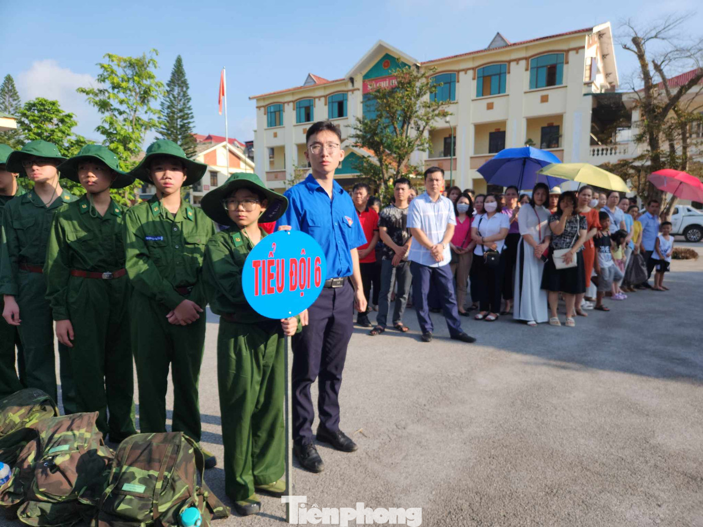 Các phụ huynh đến dự lễ xuất quân, chia tay các "chiến sỹ nhí". Ảnh: Duy Chiến Các phụ huynh đến dự lễ xuất quân, chia tay các "chiến sỹ nhí". Ảnh: Duy Chiến