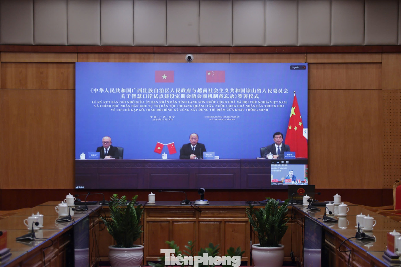 Đại diện lãnh đạo và ngành chức năng Quảng Tây (Trung Quốc) trao đổi, thống nhất cao trong phiên họp trực tuyến chiều 14/11 về xây dựng thí điểm cửa khẩu thông minh (ảnh: Duy Chiến).