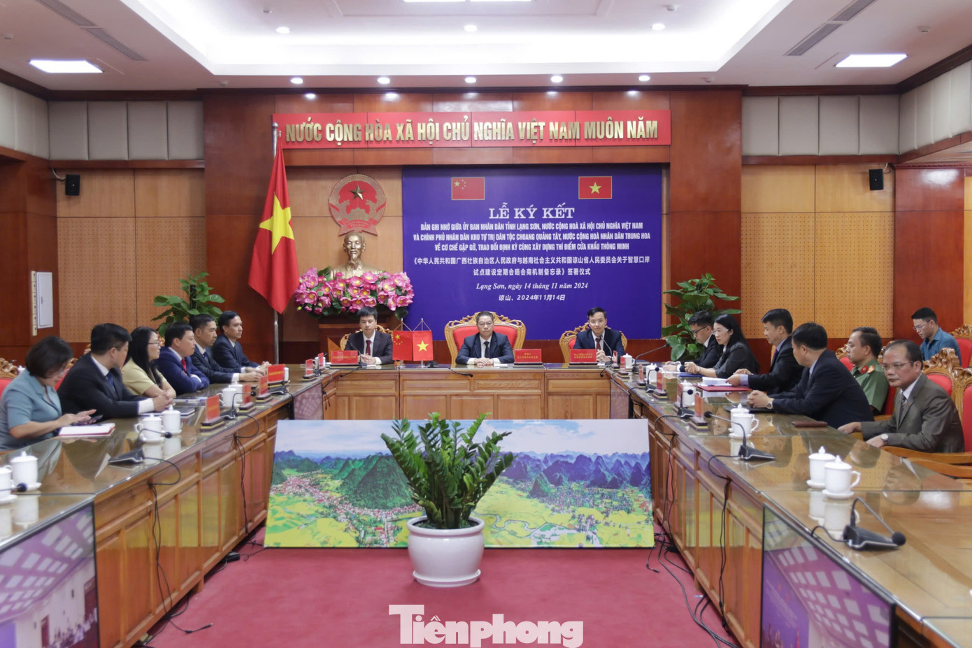 Quang cảnh buổi làm việc và ký kết trực tuyến Bản ghi nhớ xây dựng thí điểm cửa khẩu thông minh giữa Lạng Sơn và Quảng Tây, Trung Quốc (ảnh: Duy Chiến).