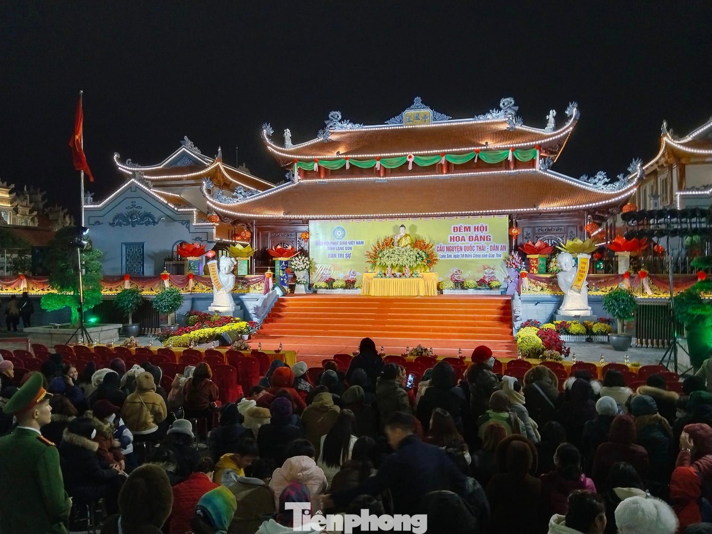 Quang cảnh buổi lễ thả hoa đăng ở chùa Thành. Quang cảnh buổi lễ thả hoa đăng ở chùa Thành.