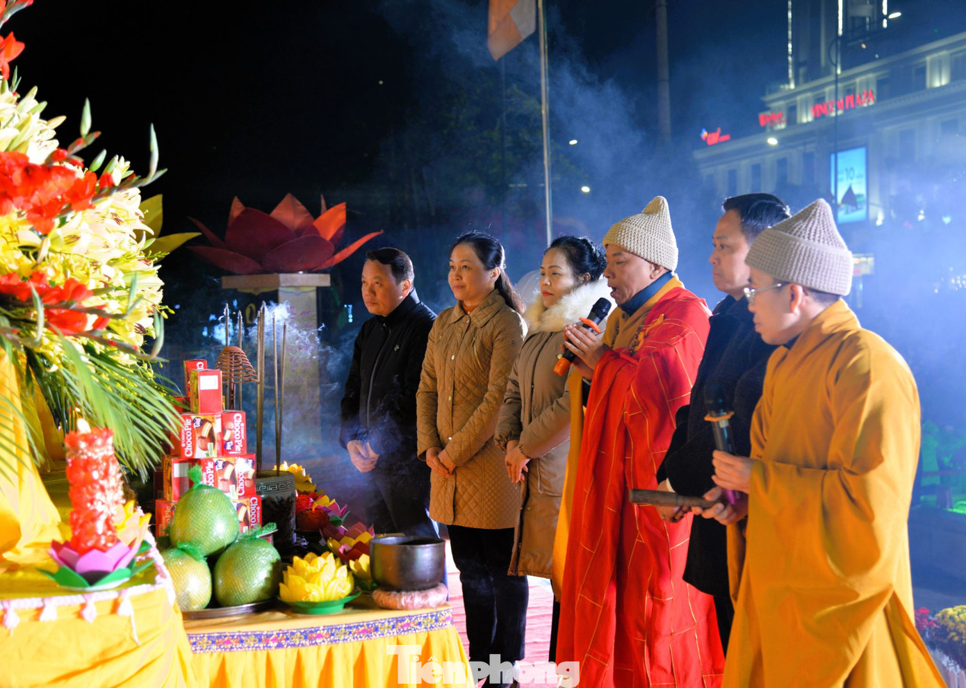 Nghi lễ thả hoa đăng cầu quốc thái, dân an. Nghi lễ thả hoa đăng cầu quốc thái, dân an.