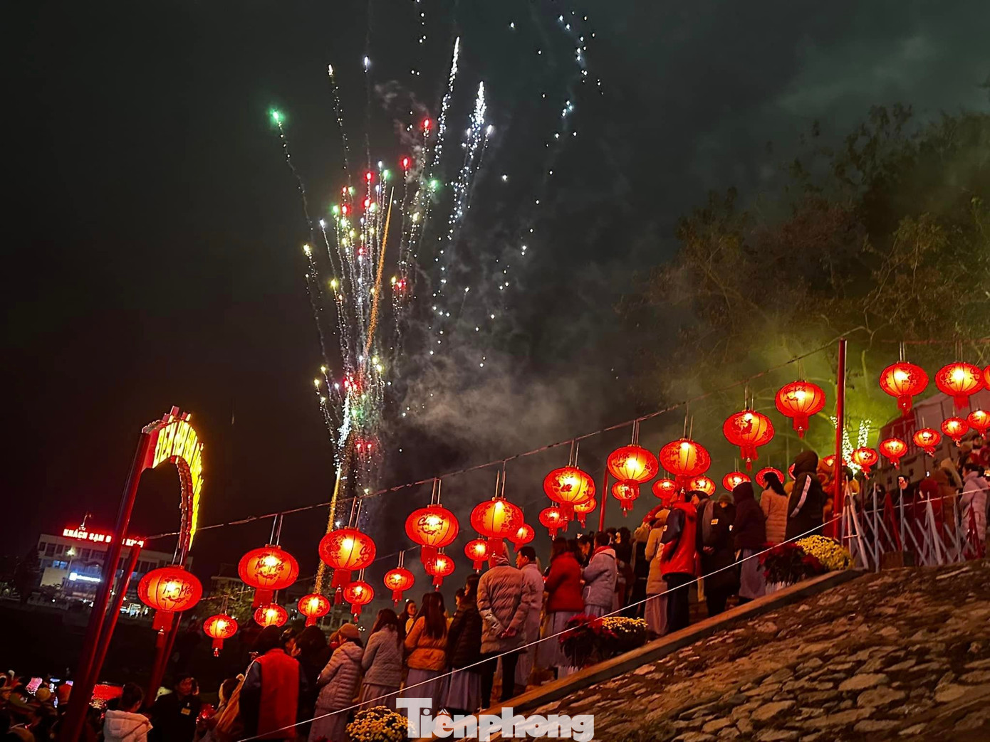 Màn pháo bông, pháo hoa chúc mừng lễ thả hoa đăng. Màn pháo bông, pháo hoa chúc mừng lễ thả hoa đăng.