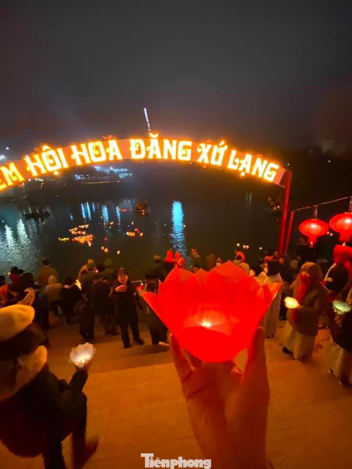 Mỗi ngọn hoa đăng thể hiện ước nguyện tốt đẹp năm mới. Mỗi ngọn hoa đăng thể hiện ước nguyện tốt đẹp năm mới.