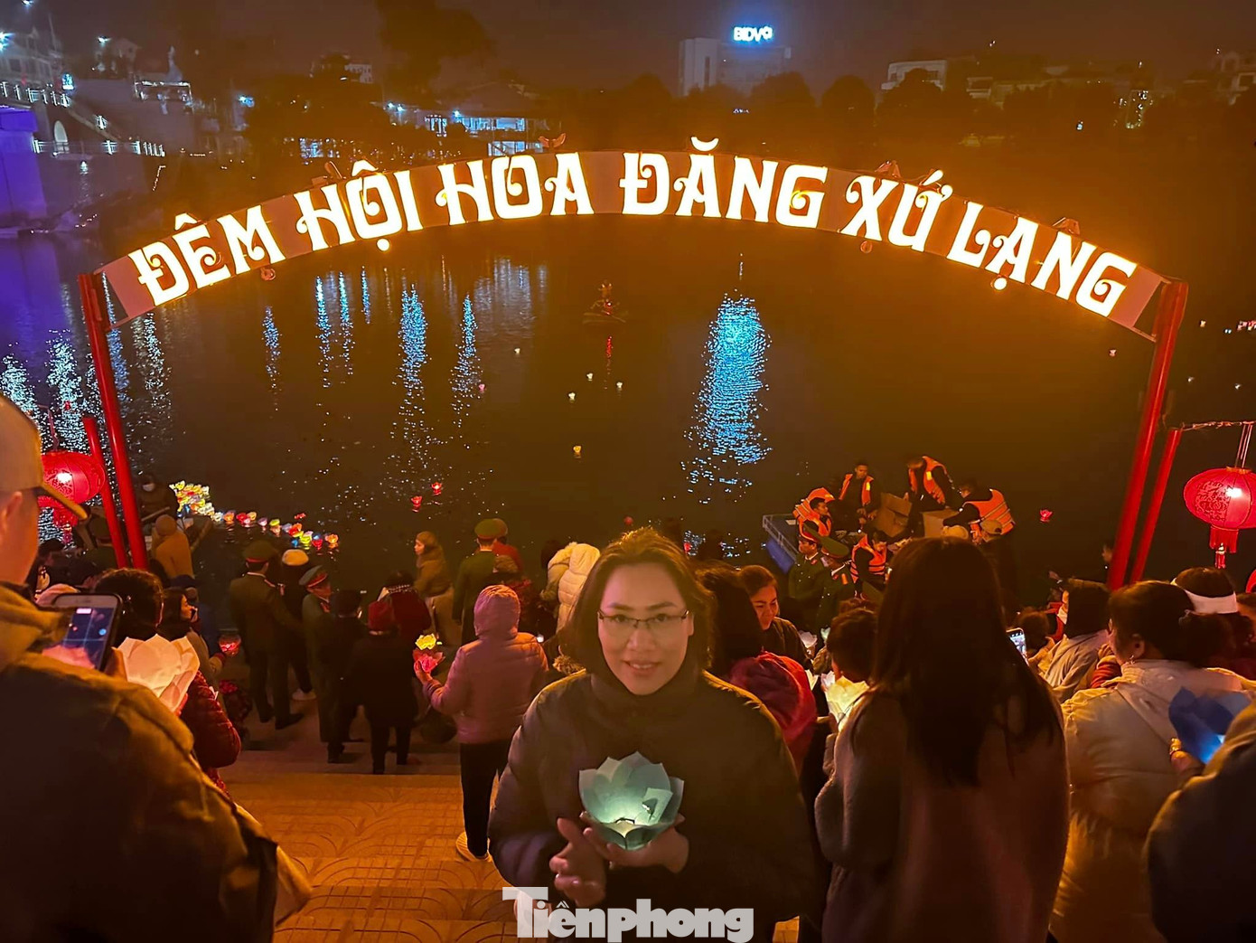 Hàng nghìn du khách thập phương tham gia thả hoa đăng trên sông Kỳ Cùng. Hàng nghìn du khách thập phương tham gia thả hoa đăng trên sông Kỳ Cùng.