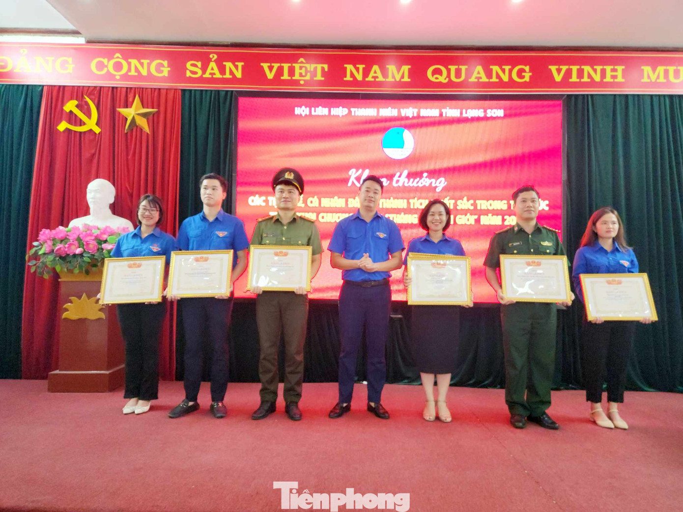 Trung ương Hội LHTN Việt Nam tặng bằng khen cho 5 tập thể, 2 cá nhân có thành tích xuất sắc chương trình "Tháng ba biên giới 2023". Ảnh: Duy Chiến