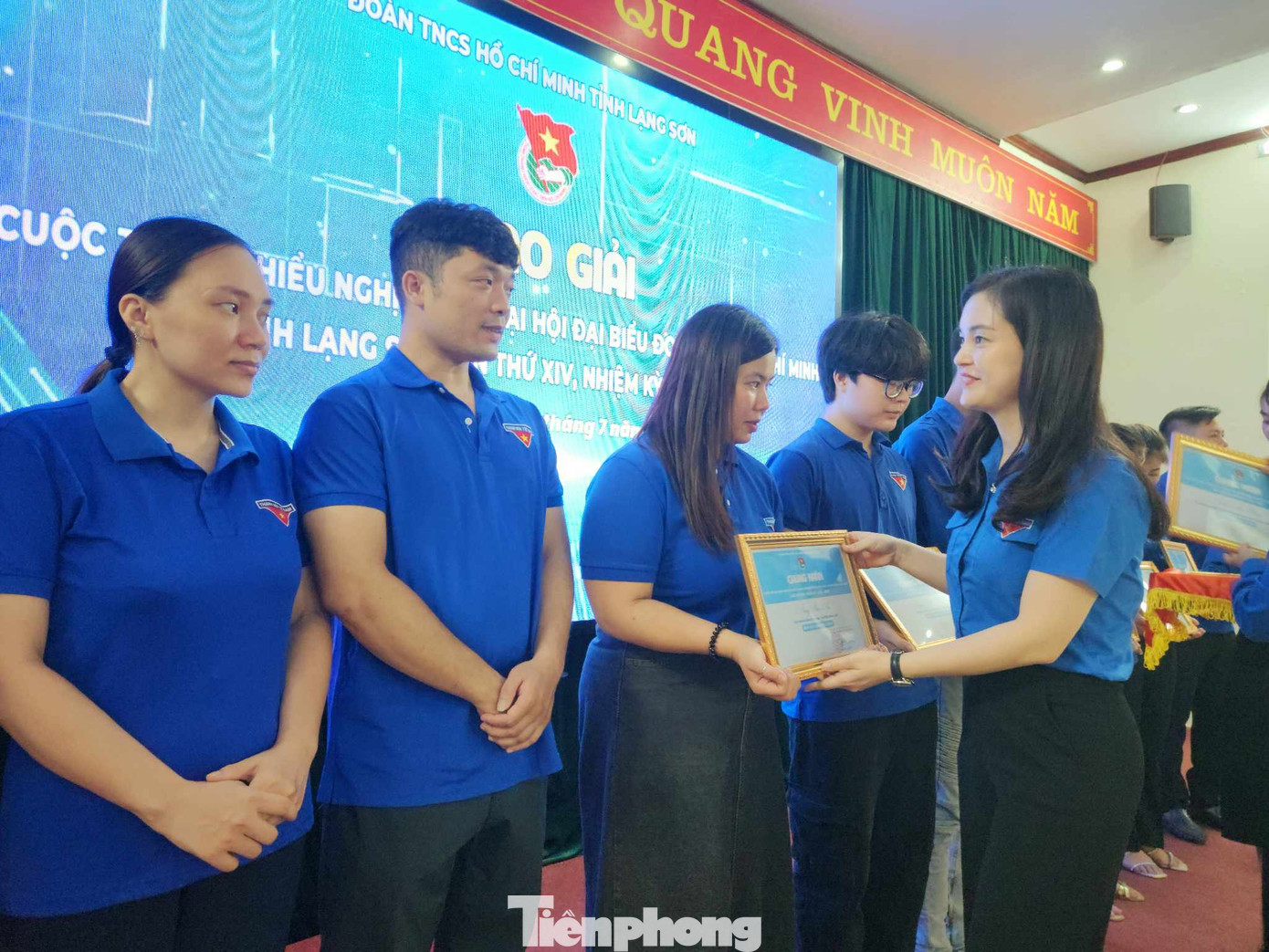 Trao giải cuộc thi tìm hiểu Nghị quyết Đại hội Đoàn tỉnh Lạng Sơn lần thứ XIV. Ảnh: Duy Chiến