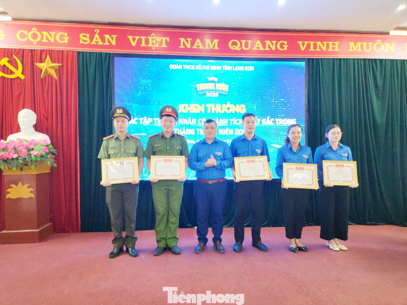Tập thể, cá nhân có thành xuất sắc trong Tháng Thanh niên 2023 nhận bằng khen của Tỉnh Đoàn Lạng Sơn. Ảnh: Duy chiến