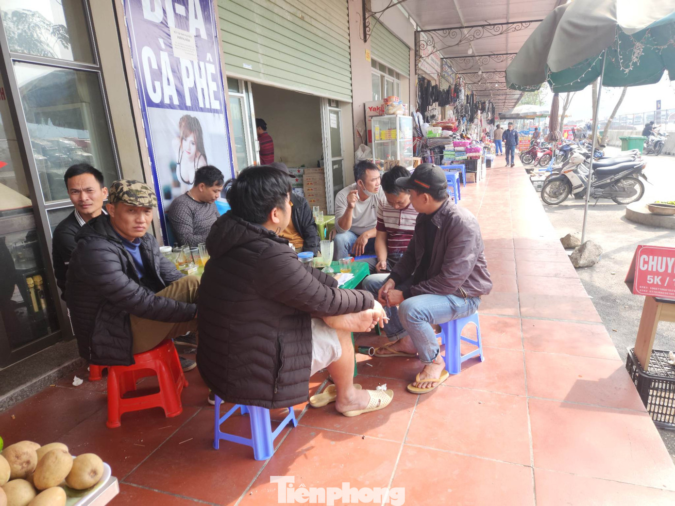 Lái xe chở hàng xuất khẩu ngồi chờ thủ tục thông quan hàng hóa ở cửa khẩu Tân Thanh (Ảnh: Duy Chiến). Lái xe chở hàng xuất khẩu ngồi chờ thủ tục thông quan hàng hóa ở cửa khẩu Tân Thanh (Ảnh: Duy Chiến).