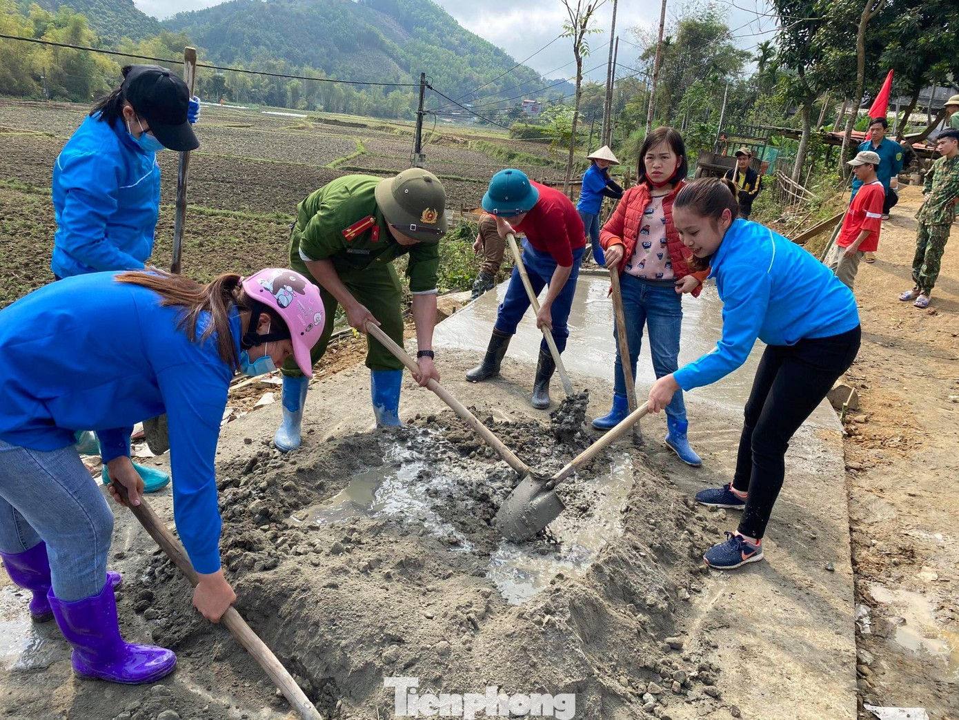 Tuổi trẻ xây dựng nông thôn mới - Ảnh: PV