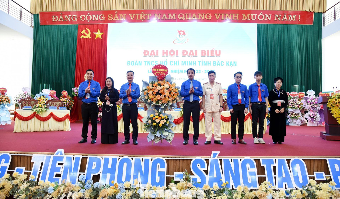 Thay mặt T.Ư Đoàn, anh Ngô Văn Cương tặng hoa chúc mừng Đại hội - Ảnh: BK