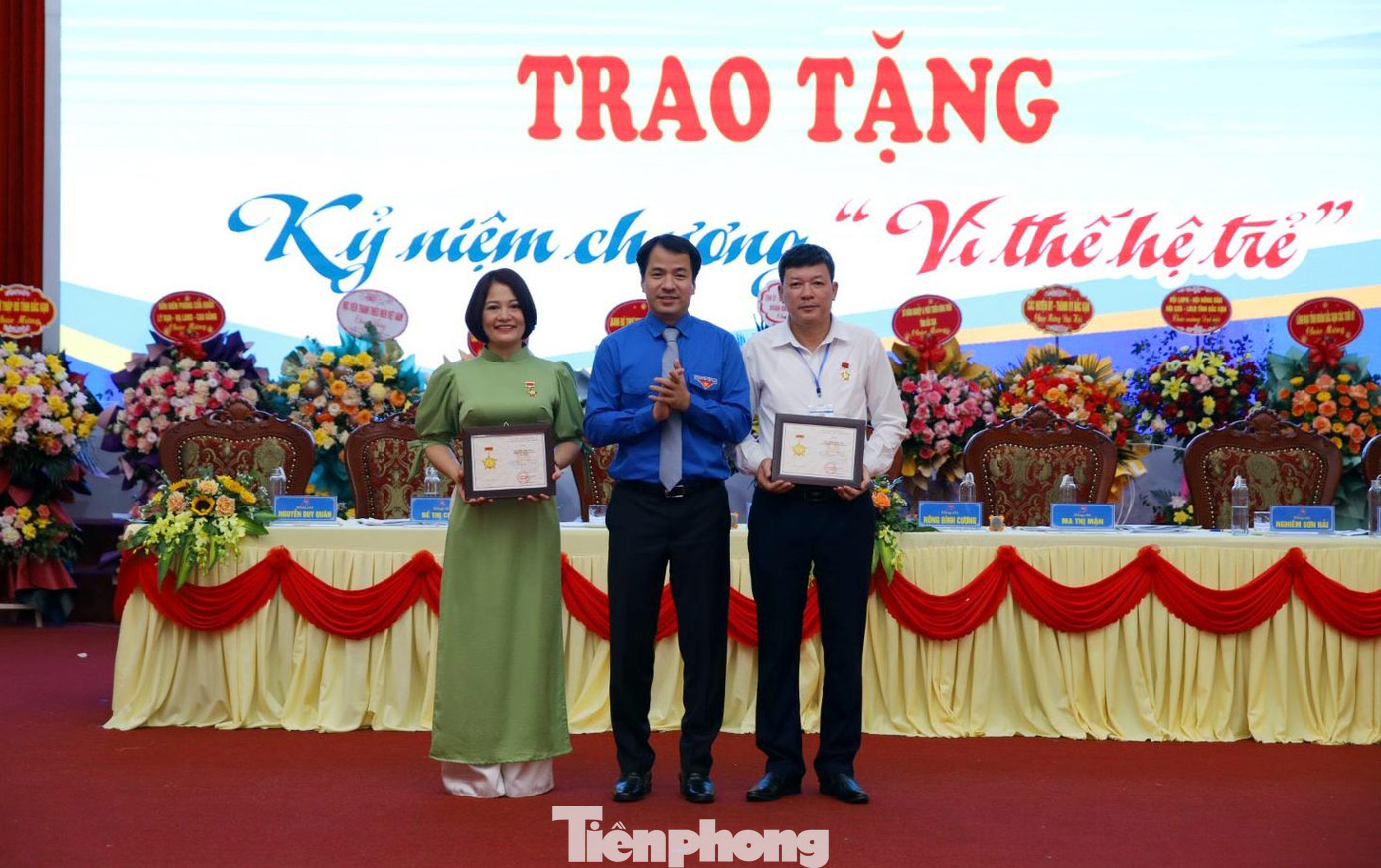 Các cá nhân có thành tích đóng góp vào phong trào đoàn, thanh thiếu niên trên địa bàn tỉnh Bắc Kạn nhận Kỷ niệm chương "Vì thế hệ trẻ" . Ảnh: BK