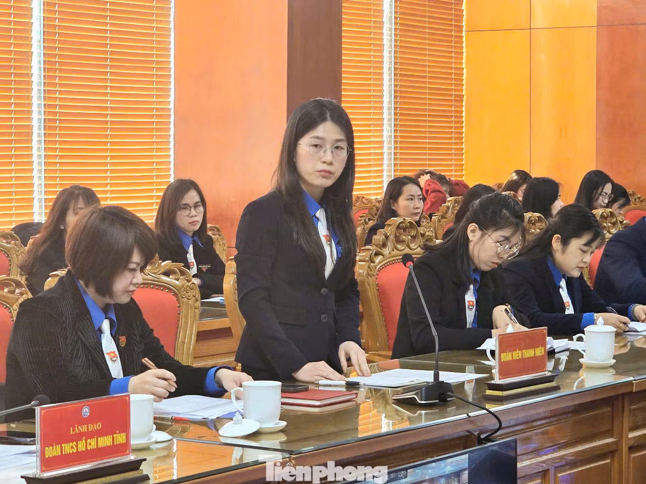 Vi Diệp Linh - Phó Bí thư Chi đoàn Sở Công Thương tỉnh Lạng Sơn trăn trở, có ý kiến về hiện tượng trang phục dân tộc cách điệu. Trong chương trình đã có hơn 10 ý kiến trình bày trực tiếp trong hàng trăm nội dung mà đoàn viên, thanh niên Lạng Sơn quan tâm.