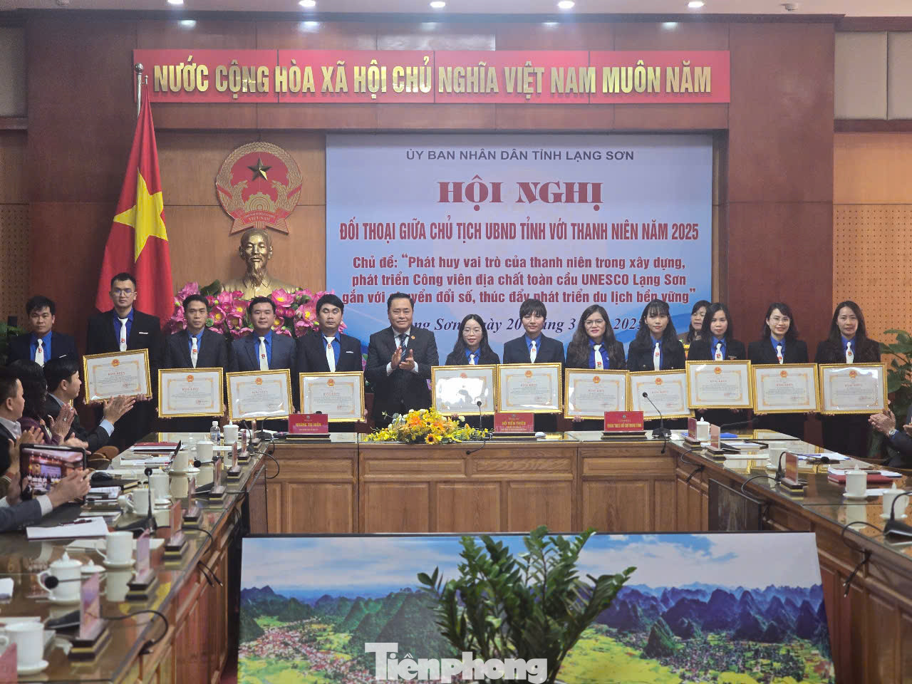 Chủ tịch UBND tỉnh Lạng Sơn trao tặng Bằng khen 13 thanh niên có nhiều thành tích trong thực hiện chủ đề đối thoại năm 2024. Ảnh: Duy Chiến Chủ tịch UBND tỉnh Lạng Sơn trao tặng Bằng khen 13 thanh niên có nhiều thành tích trong thực hiện chủ đề đối thoại năm 2024. Ảnh: Duy Chiến