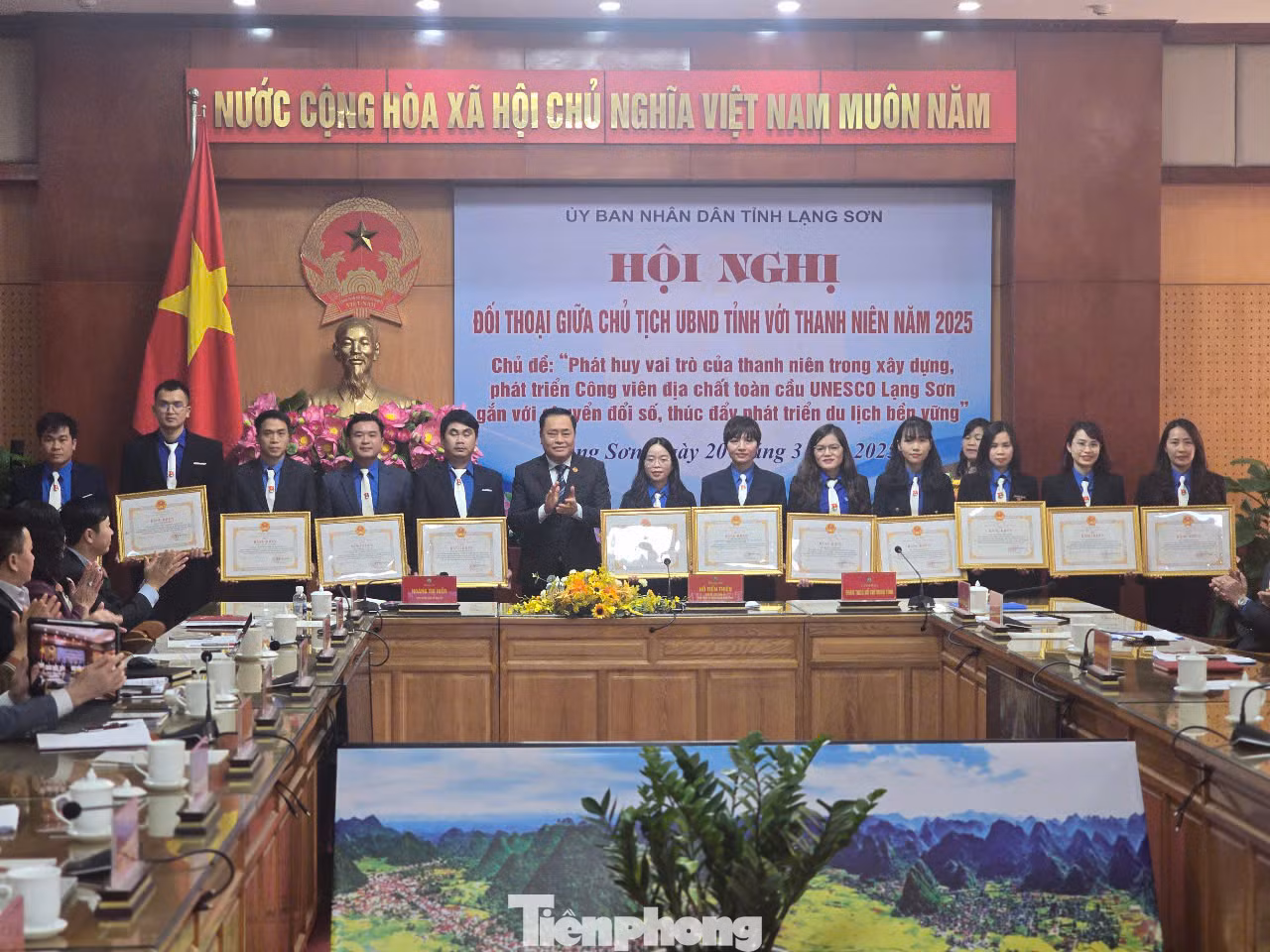 Chủ tịch UBND tỉnh Lạng Sơn trao tặng Bằng khen 13 thanh niên có nhiều thành tích trong thực hiện chủ đề đối thoại năm 2024. Ảnh: Duy Chiến