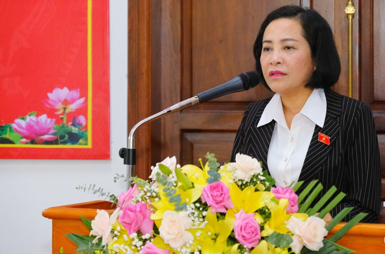 Phó Chủ tịch Quốc hội Nguyễn Thị Thanh mong muốn đồng bào đoàn kết, nỗ lực vươn lên xây dựng cuộc sống ấm no, hạnh phúc. (Ảnh: T.N)