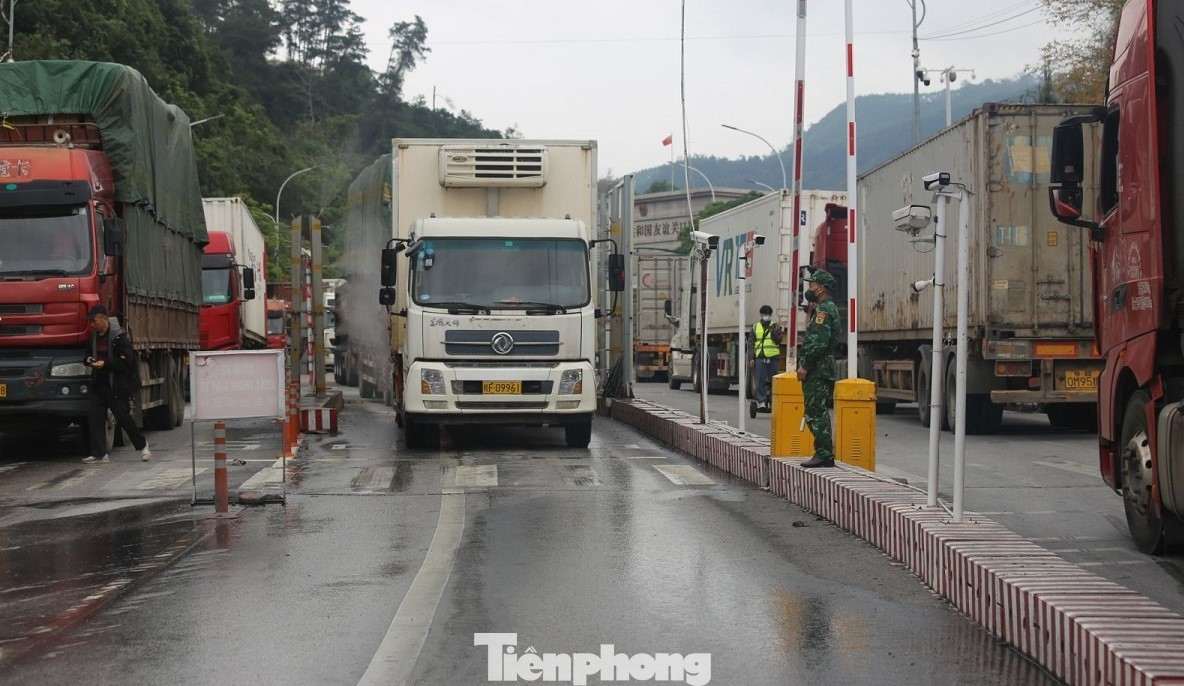 Giao thương tấp nập qua biên giới Lạng Sơn.