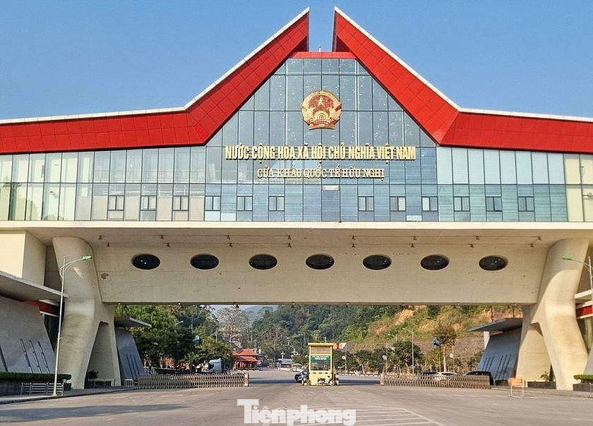 Cửa khẩu quốc tế Hữu Nghị (huyện Cao Lộc, Lạng Sơn) - nơi giao thương buôn bán nhộn nhịp giữa hai nước Việt - Trung.