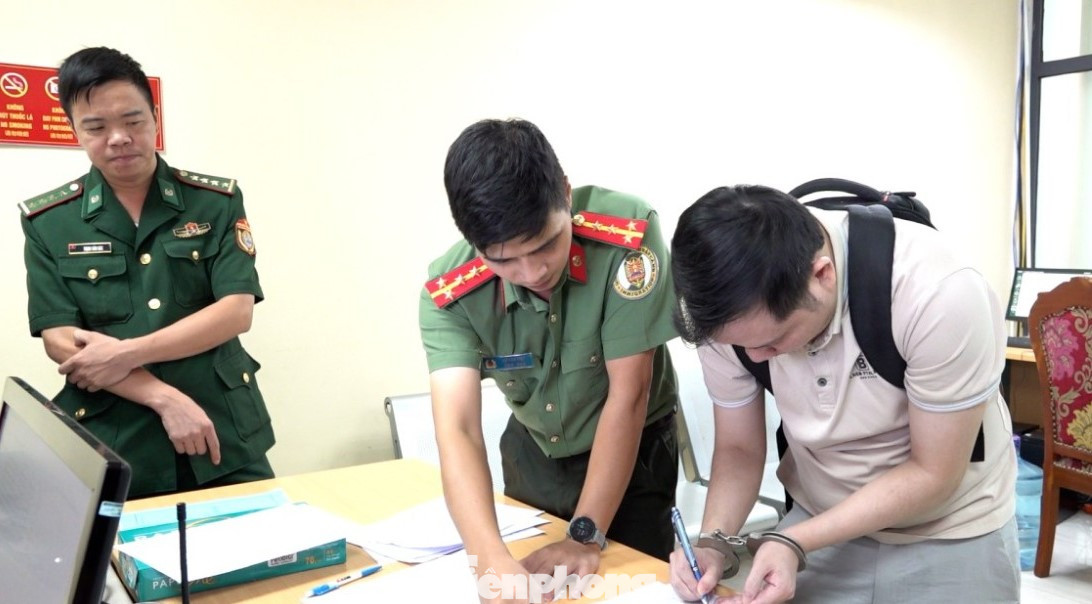 Đối tượng truy nã người Trung Quốc ký biên bản bắt giữ.