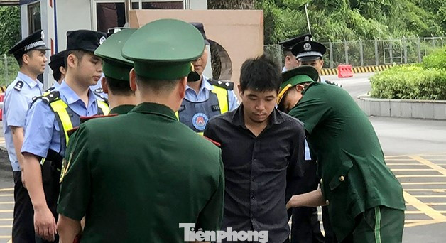 Lực lượng chức năng 2 nước Việt Nam, Trung Quốc bàn giao đối tượng truy nã tại cửa khẩu quốc tế Hữu Nghị (huyện Cao Lộc- Lạng Sơn). Ảnh: H.T