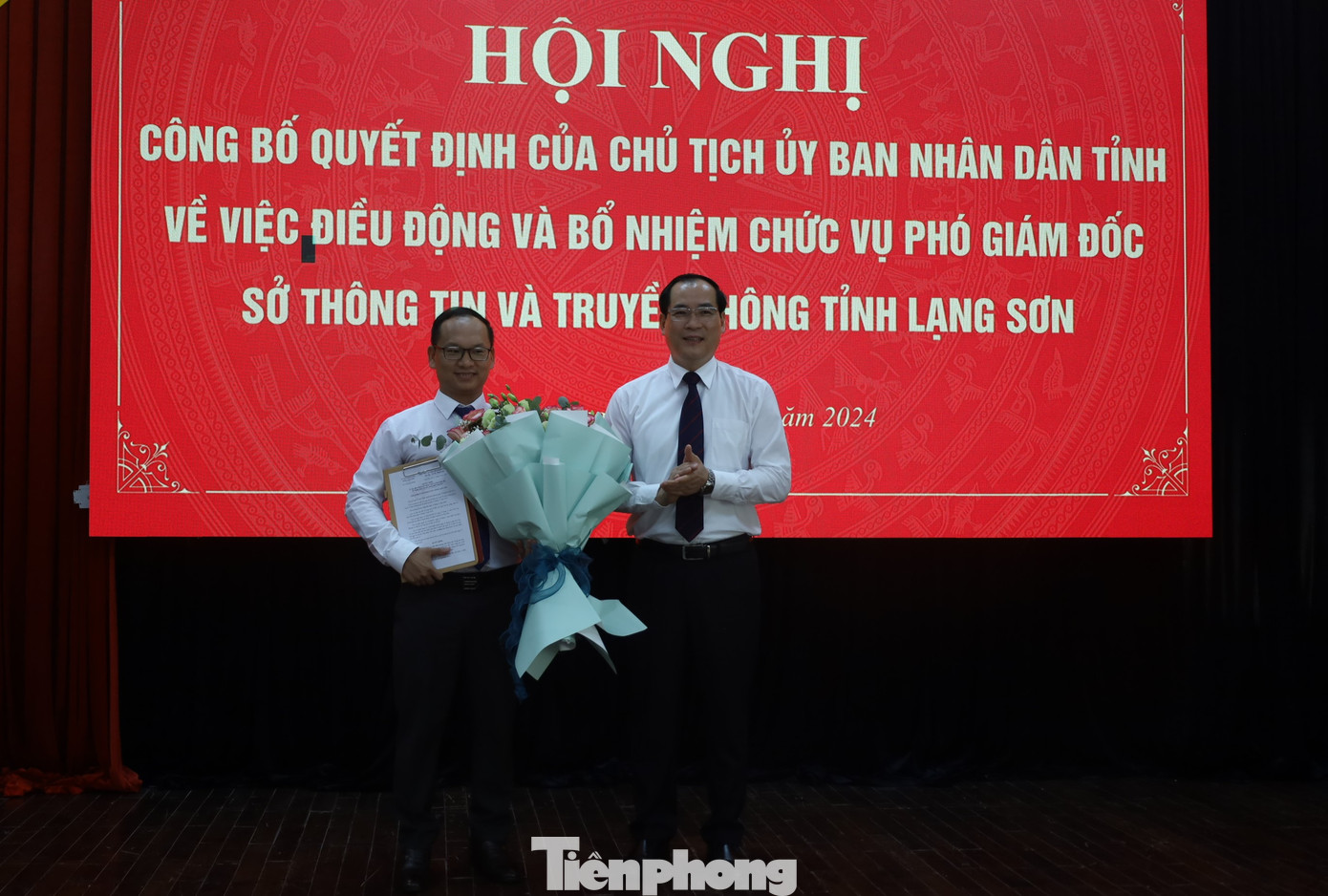 Tân Phó Giám đốc Trần Hữu Giang (bìa trái) nhận Quyết định và hoa chúc mừng của lãnh đạo tỉnh Lạng Sơn. Ảnh: Duy Chiến