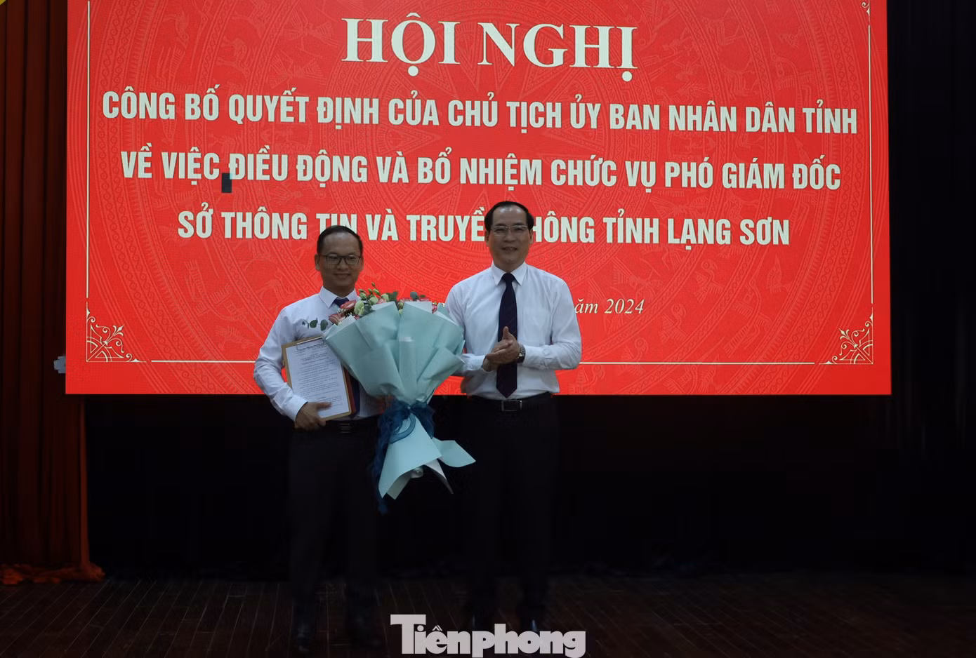 Tân Phó Giám đốc Trần Hữu Giang (bìa trái) nhận Quyết định và hoa chúc mừng của lãnh đạo tỉnh Lạng Sơn. Ảnh: Duy Chiến Tân Phó Giám đốc Trần Hữu Giang (bìa trái) nhận Quyết định và hoa chúc mừng của lãnh đạo tỉnh Lạng Sơn. Ảnh: Duy Chiến