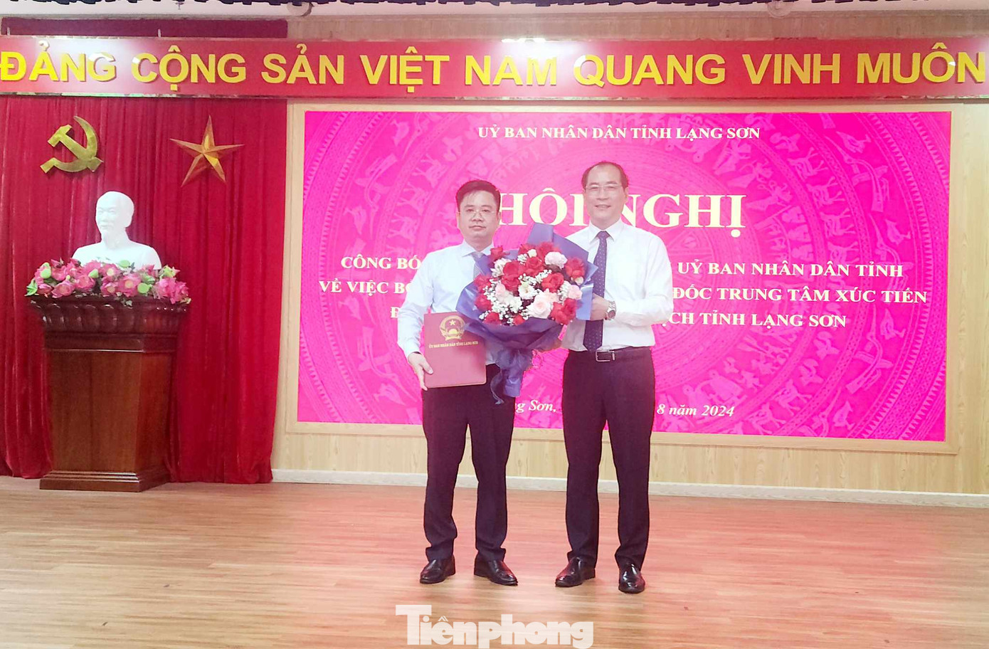 Lãnh đạo UBND tỉnh Lạng Sơn tặng hoa chúc mừng tân Phó Giám đốc Vũ Đức Thiện. Ảnh: Duy Chiến