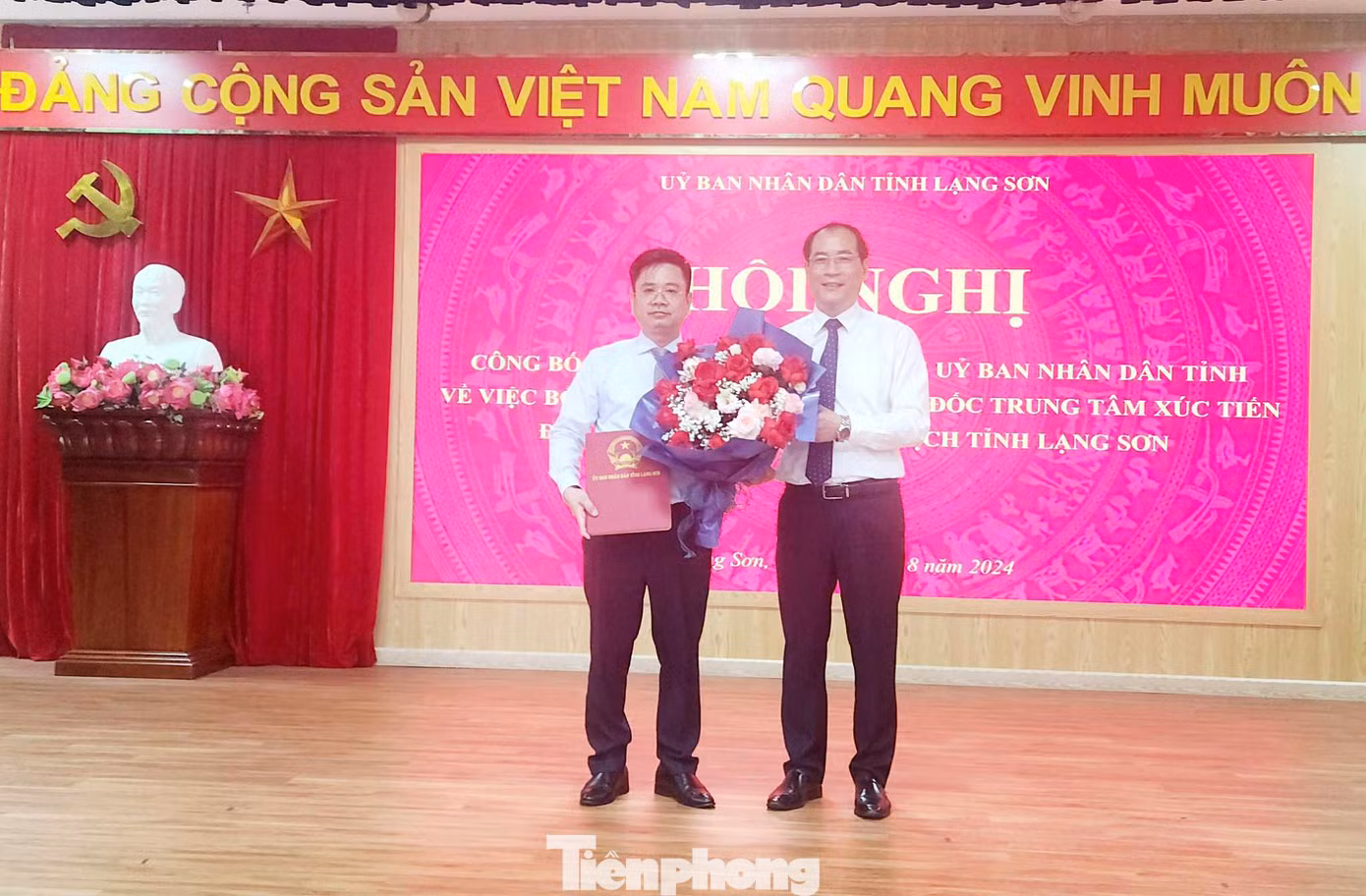 Lãnh đạo UBND tỉnh Lạng Sơn tặng hoa chúc mừng tân Phó Giám đốc Vũ Đức Thiện. Ảnh: Duy Chiến