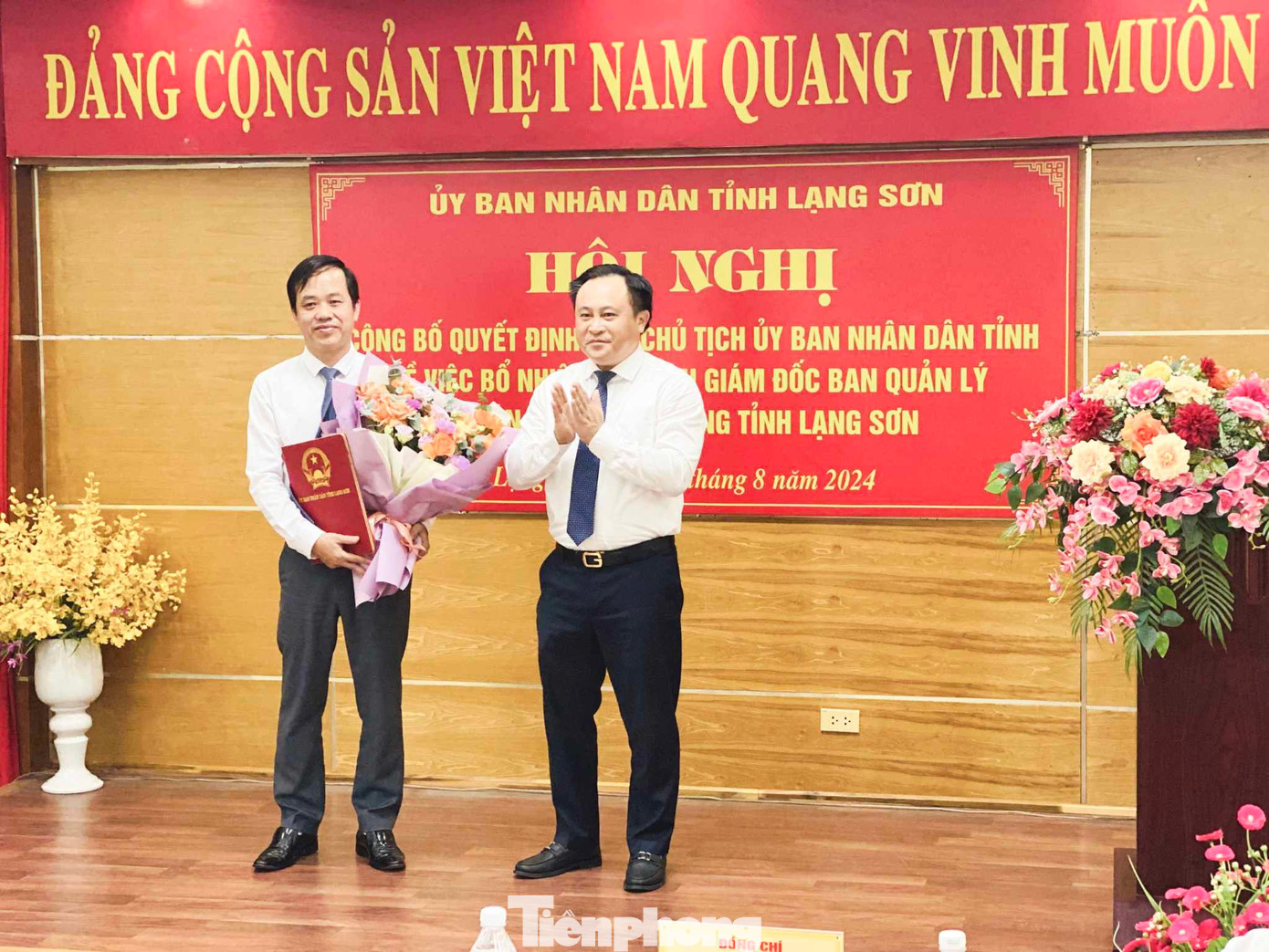Ông Bùi Quốc Khánh, tân Giám đốc Ban Quản lý Dự án Đầu tư xây dựng tỉnh (bìa trái) nhận Quyết định và hoa chúc mừng của lãnh đạo tỉnh Lạng Sơn. Ảnh: Duy Chiến