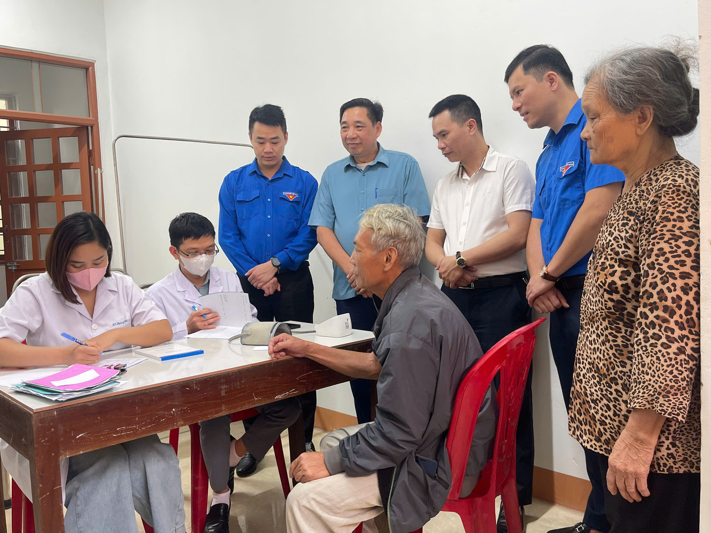 Các thầy thuốc trẻ Lạng Sơn khám bệnh, tư vấn và phát thuốc miễn phí cho người dân.