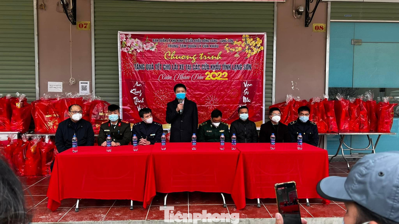 Ông Lê Văn Thắng, Trưởng ban quản lý khu kinh tế cửa khẩu Đồng Đăng- Lạng Sơn (giữa, đứng) cho biết, các ngành chức năng địa phương sẽ nỗ lực để hàng hóa thông thương nhanh trong thời gian tới -Ảnh: Duy Chiến
