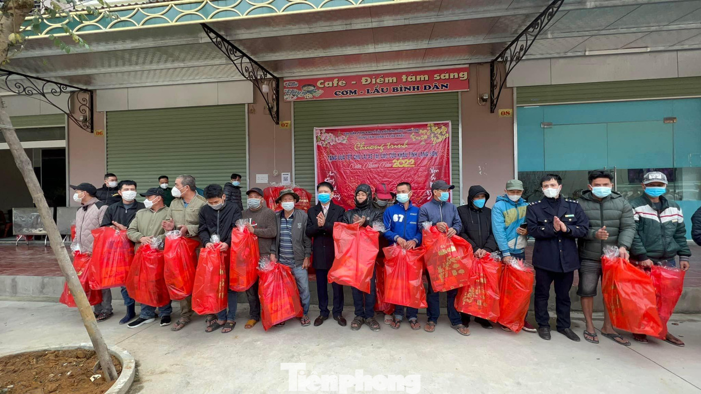 Đội ngũ lái xe nhận quà của các ngành chức năng Lạng Sơn -Ảnh: Duy Chiến