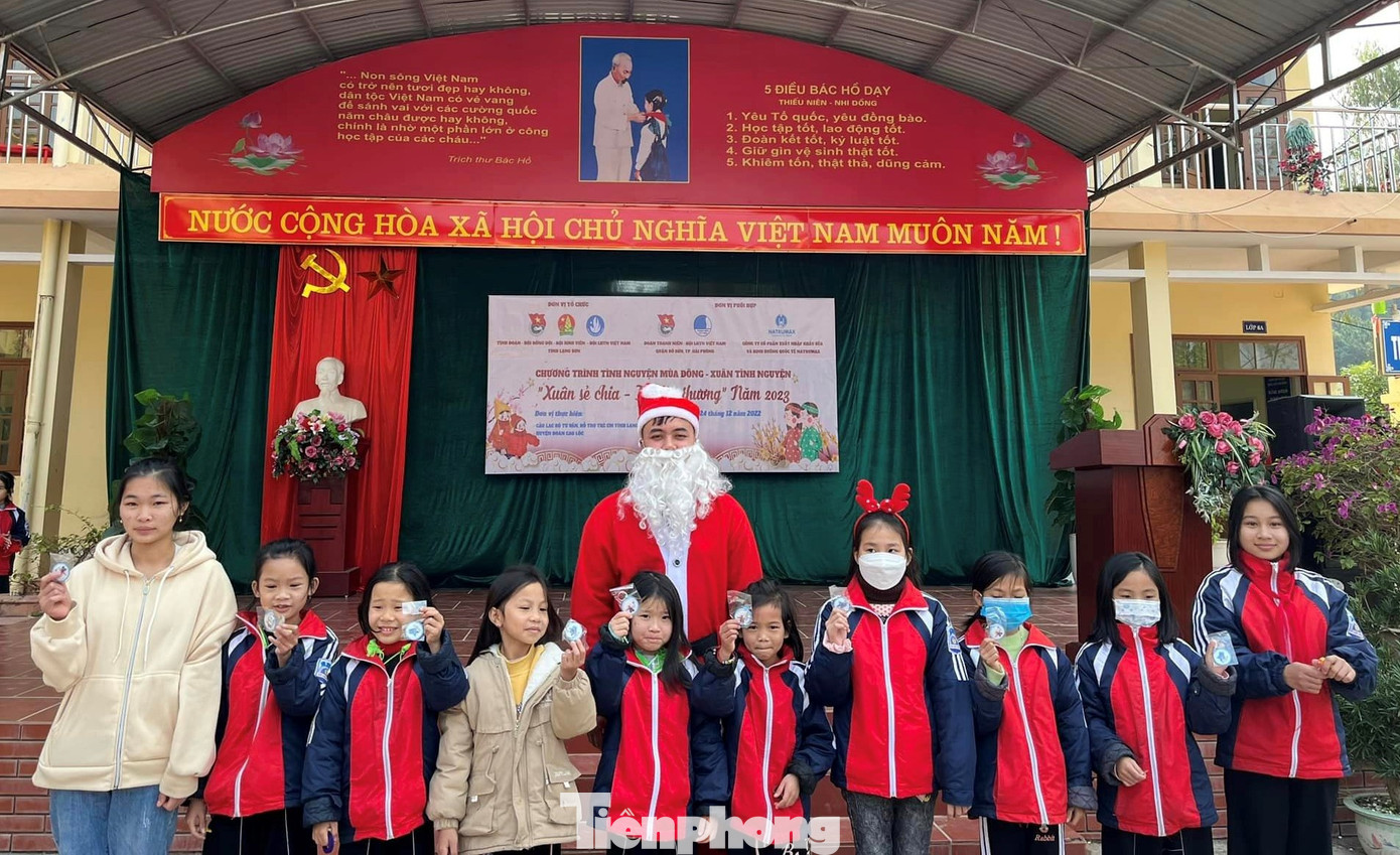 Các em thiếu nhi miền núi Lạng Sơn vui vẻ nhận được quà Noen -Ảnh: Duy Chiến