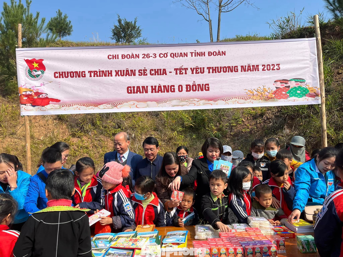 Tuổi trẻ Lạng Sơn tổ chức &quot;Gian hàng 0 đồng&quot; cho thiếu nhi và nhân dân địa phương - Ảnh: Duy Chiến