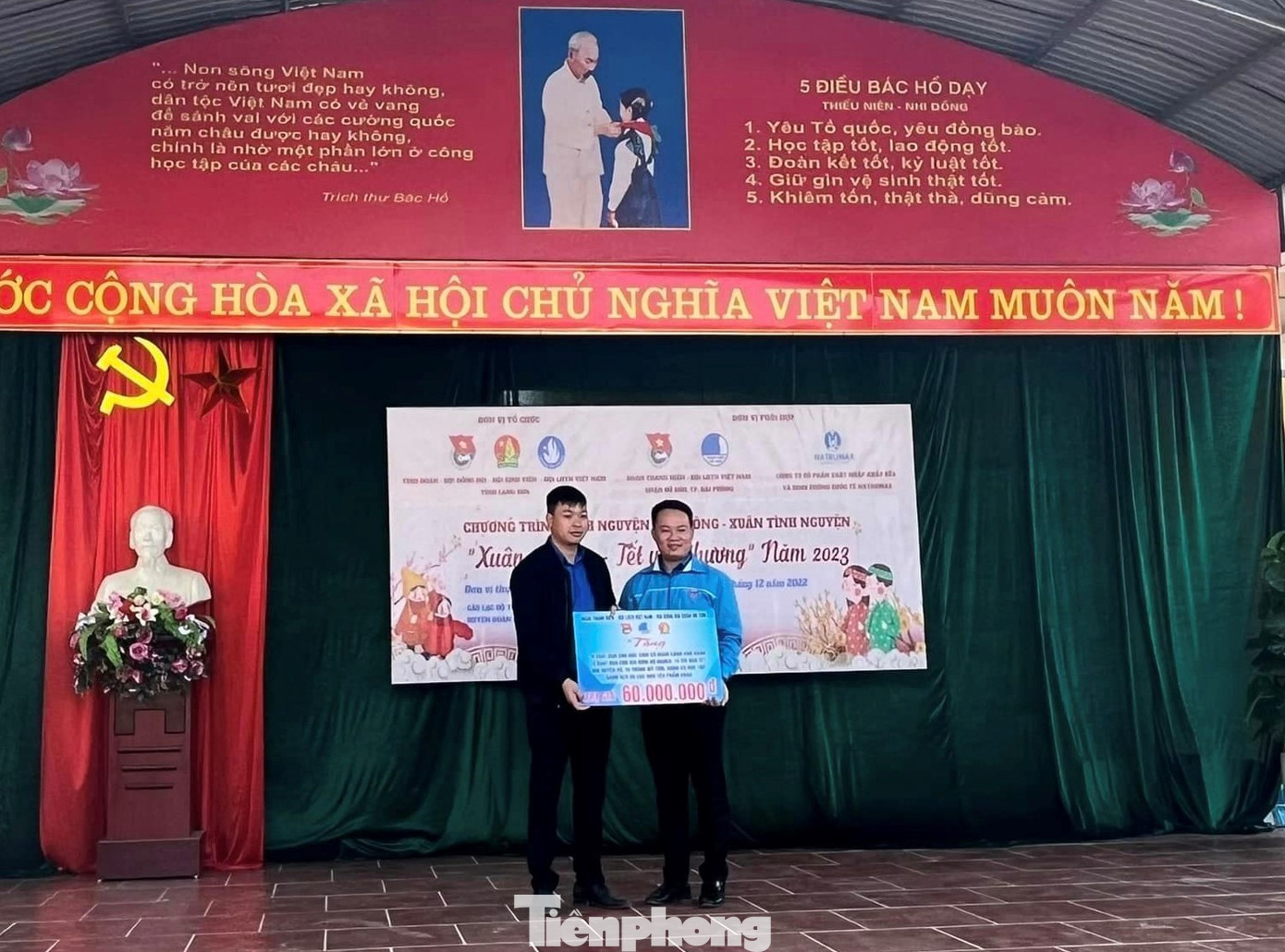 Trao biển tượng trưng hỗ trợ tết cho đồng bào địa phương -Ảnh: Duy Chiến