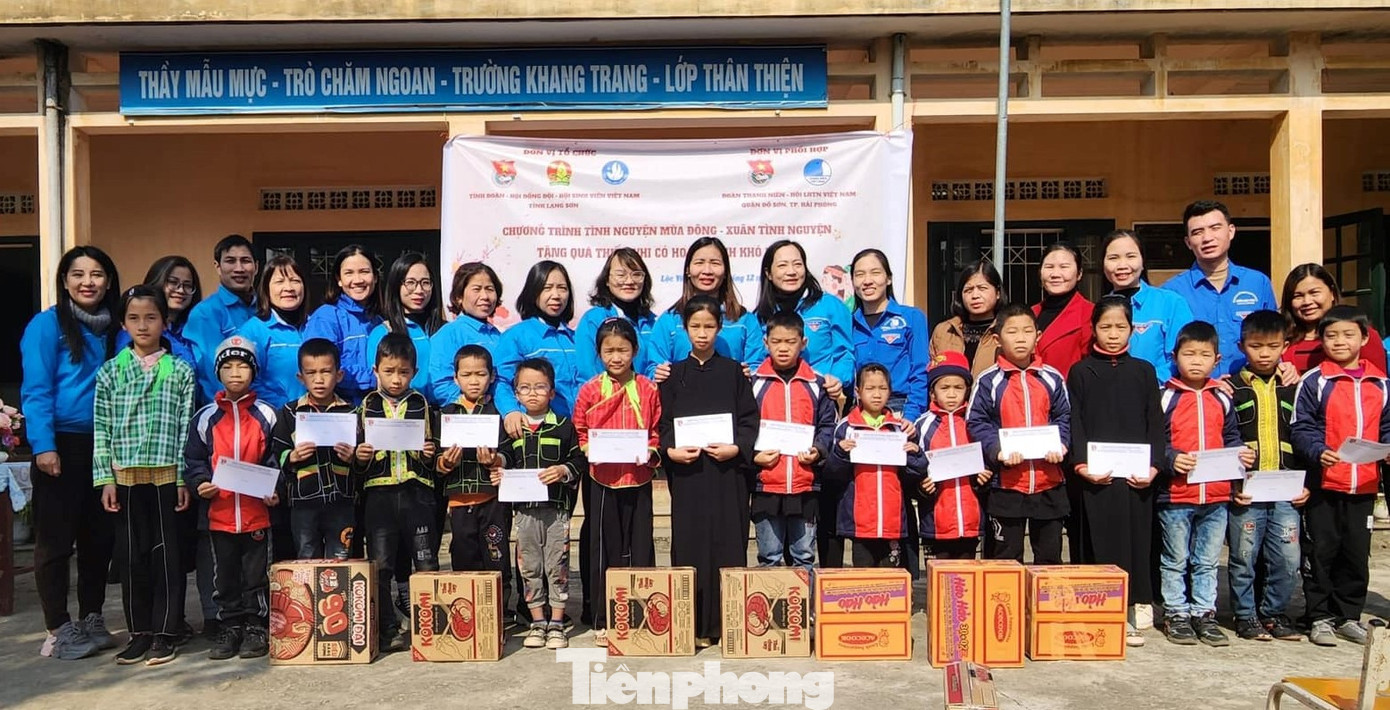 Nhiều phần quà có ý nghĩa thiết thực đón Tết - Ảnh: Duy Chiến