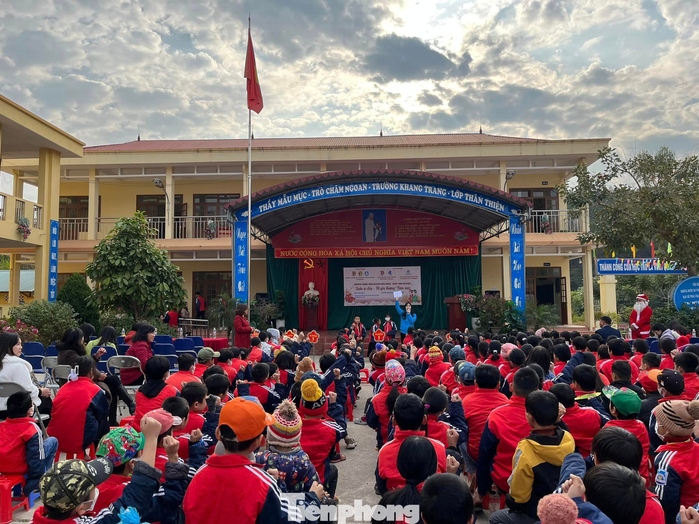 Các em thiếu nhi còn được hướng dẫn tham gia một số trò chơi, văn nghệ - Ảnh: Duy Chiến