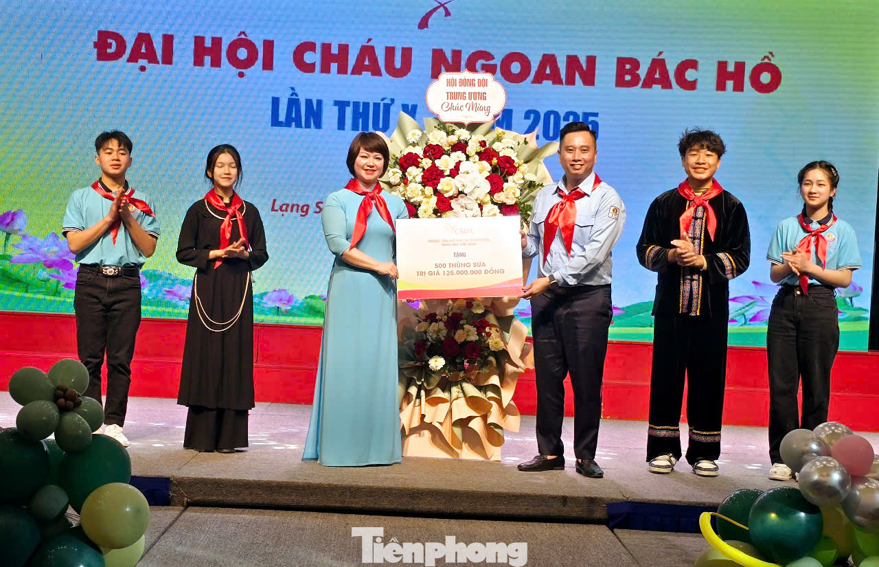 Thay mặt Hội đồng Đội trung ương, anh Lê Anh Quân - Phó Chủ tịch Hội đồng Đội Trung ương tặng hoa chúc mừng Đại hội và trao biểu trưng tặng thiếu nhi ở Lạng Sơn 500 thùng sữa, trị giá 125 triệu đồng. Ảnh: Duy Chiến Thay mặt Hội đồng Đội trung ương, anh Lê Anh Quân - Phó Chủ tịch Hội đồng Đội Trung ương tặng hoa chúc mừng Đại hội và trao biểu trưng tặng thiếu nhi ở Lạng Sơn 500 thùng sữa, trị giá 125 triệu đồng. Ảnh: Duy Chiến