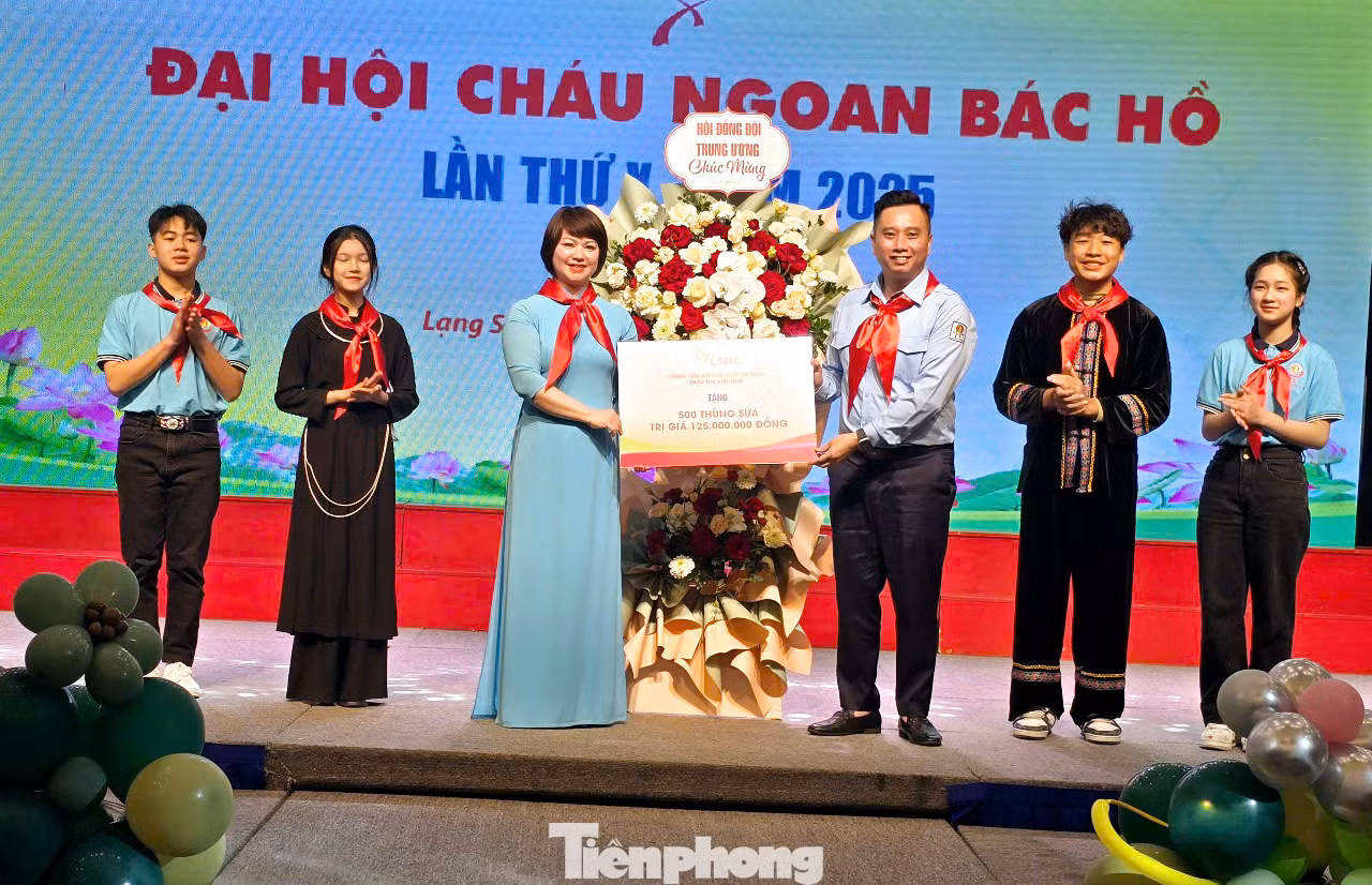 Thay mặt Hội đồng Đội trung ương, anh Lê Anh Quân - Phó Chủ tịch Hội đồng Đội Trung ương tặng hoa chúc mừng Đại hội và trao biểu trưng tặng thiếu nhi ở Lạng Sơn 500 thùng sữa, trị giá 125 triệu đồng. Ảnh: Duy Chiến