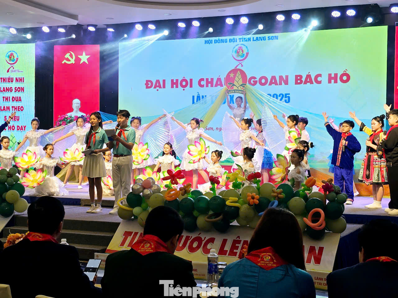 Các cháu thiếu nhi xứ Lạng dâng lên Đại hội cháu ngoan Bác Hồ tỉnh Lạng Sơn lần thứ X những bông hoa, lời ca tươi đẹp. Ảnh: Duy Chiến Các cháu thiếu nhi xứ Lạng dâng lên Đại hội cháu ngoan Bác Hồ tỉnh Lạng Sơn lần thứ X những bông hoa, lời ca tươi đẹp. Ảnh: Duy Chiến