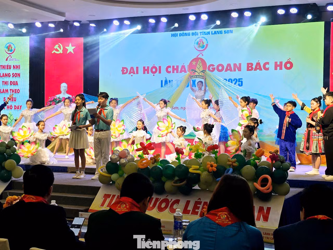 Các cháu thiếu nhi xứ Lạng dâng lên Đại hội cháu ngoan Bác Hồ tỉnh Lạng Sơn lần thứ X những bông hoa, lời ca tươi đẹp. Ảnh: Duy Chiến