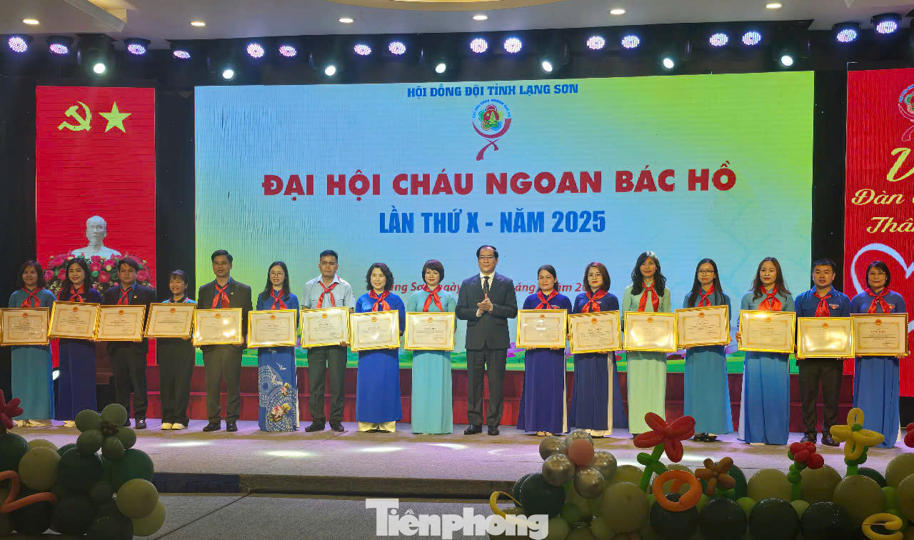 Các tập thể, cá nhân có thành tích xuất sắc được nhận Bằng khen của Chủ tịch UBND tỉnh Lạng Sơn. Ảnh: Duy Chiến Các tập thể, cá nhân có thành tích xuất sắc được nhận Bằng khen của Chủ tịch UBND tỉnh Lạng Sơn. Ảnh: Duy Chiến