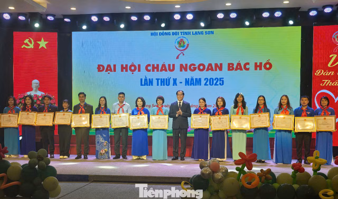 Các tập thể, cá nhân có thành tích xuất sắc được nhận Bằng khen của Chủ tịch UBND tỉnh Lạng Sơn. Ảnh: Duy Chiến