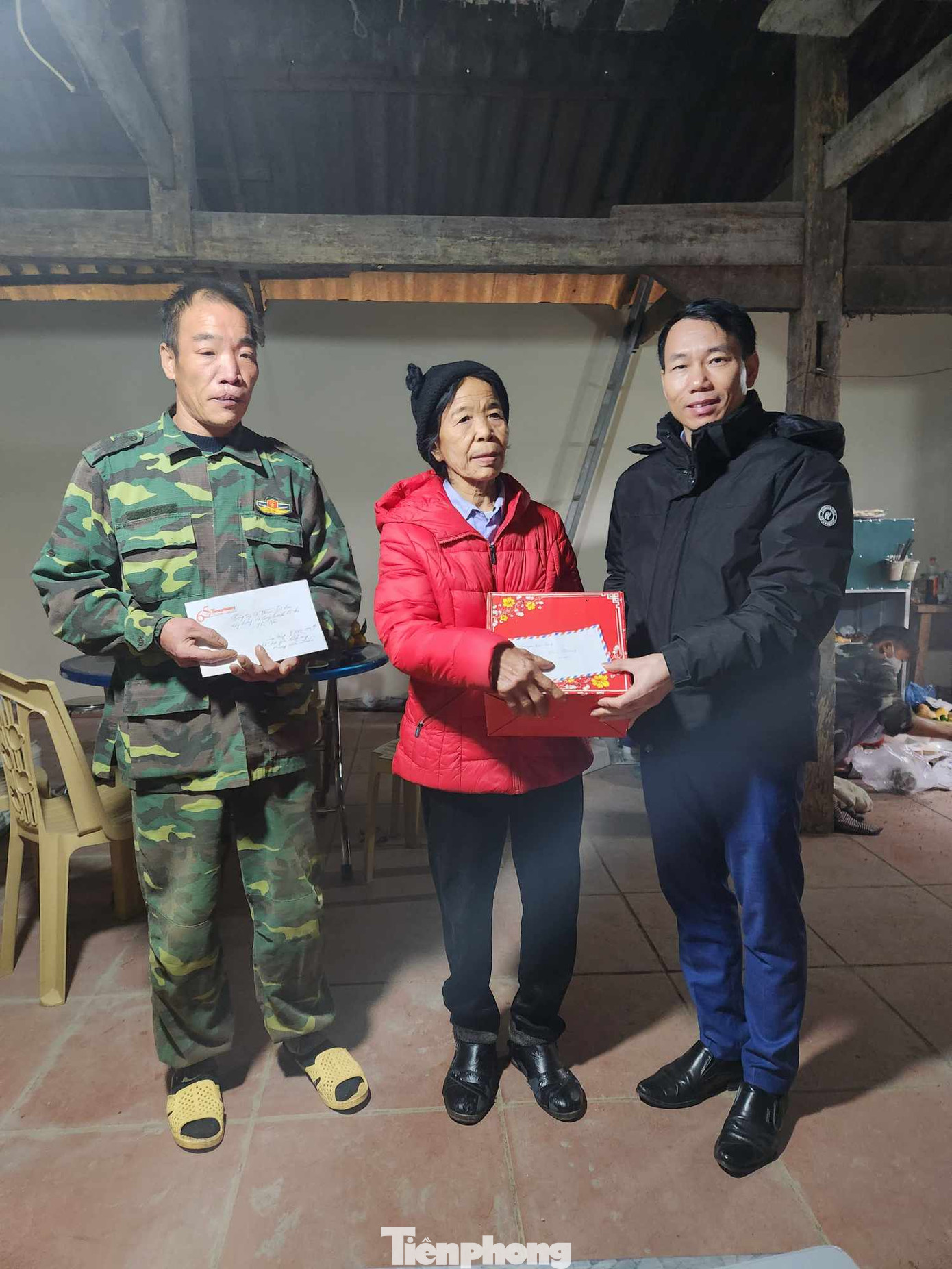 Lãnh đạo huyện Chi Lăng mừng nhà mới gia đình ông Hoàng Văn Chiến .Ảnh: Duy Chiến Lãnh đạo huyện Chi Lăng mừng nhà mới gia đình ông Hoàng Văn Chiến .Ảnh: Duy Chiến